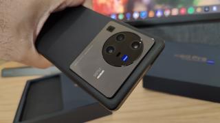 vivo X80 Pro Unboxing şi impresii: un monument de tehnică ZEISS şi un gimbal pus la treabă serios (Video)