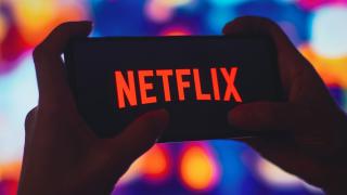 Netflix colaborează cu Microsoft pentru a lansa abonamentul cu reclame; Ce implică parteneriatul?