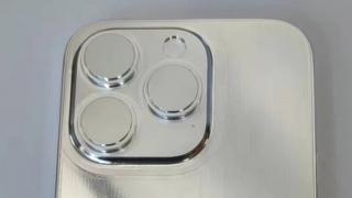 O nouă machetă de iPhone 14 Pro Max apare fotografiată; Vedem de această dată și panoul spate, cu modul de cameră generos