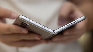 Primele zvonuri despre Galaxy Z Fold 5 și Galaxy Z Flip 5 sunt aici, Samsung având target-uri de livrări mult mai mici pentru 2023