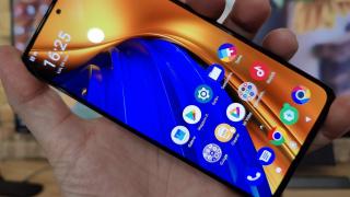 POCO F4 5G: Display luminos, panoul de pe POCO F3 reîncarnat cu Dolby Vision