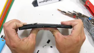 Xiaomi 12S Ultra este îndoit şi zgâriat de JerryRigEverything; Rezistă? (Video)