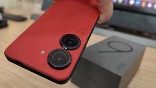 ASUS ZenFone 9 Unboxing: mic şi ambiţios, cu gimbal, face utilizarea cu o mână cool din nou (Video)