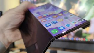 Huawei Mate Xs 2: Display cu pliu invizibil, satisfăcător la playback, cu compromisul formatului