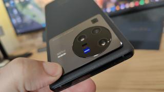 vivo X80 Pro: Design asimetric, cameraphone pendulant între lucios şi mat