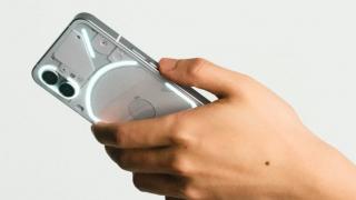 Nothing Phone (1) primește o nouă actualizare software; Aduce îmbunătățiri la nivel de UI și încărcare