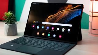 Samsung Galaxy Tab S8 Ultra 5G: Display uriaş, cu muchii înguste şi breton, pregătit pentru lucru