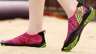 E LUNI e AMAZON: Azi vă recomandăm colorații pantofi de apă de la IceUnicorn, unisex, numai buni de luat în vacanță la mare