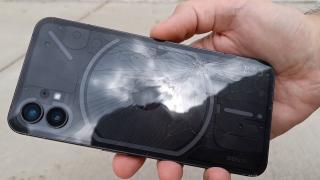 Nothing Phone (1) primeşte un drop test; Cum rezistă corpul său la impact? (Video)