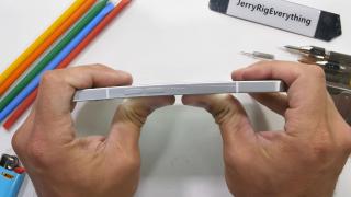 Nothing Phone (1) este îndoit, disecat, supus la teste de rezistenţă; Nota 3 pentru uşurinţa de reparare!