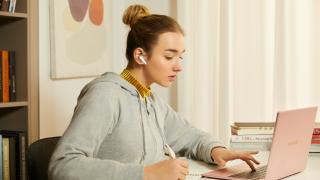 Huawei lansează căştile FreeBuds SE, gândite pentru vacanţă, dar şi pentru noul an şcolar