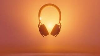 Adidas anunță căștile wireless on-ear RPT-02 SOL pe care le poți încărca de la lumina becului aflat în camera ta