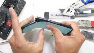 OnePlus 10T nu trece testul de durabilitate a lui JerryRigEverything; Telefonul pocnește în două asemeni variantei Pro