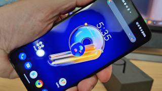 ASUS ZenFone 9: Display de calitate, dar cu muchii cam groase