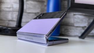 Samsung Galaxy Z Flip4: Design rafinat, balama regândită și la fel de compact în buzunar