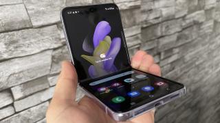 Samsung Galaxy Z Flip4: Display-uri ca la predecesor, dar muchii mai înguste și Gorilla Glass Victus+ în față