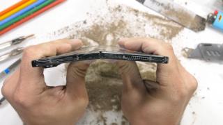 Ce îl strică pe Samsung Galaxy Z Fold 4? JerryRigEverything îl zgârie şi îndoaie într-un test de rezistenţă (Video)