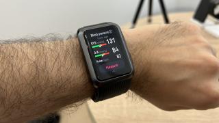 IFA 2022: Huawei Watch D Hands On: Testăm ceasul cu tensiometru şi îmi iau tensiunea (Video)