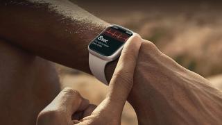 Smartwatch-urile au fost mai căutate în al doilea trimestru din 2022, dar brățările de fitness pierd teren (Canalys)