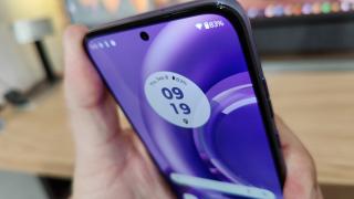 Motorola Edge 30 Neo Unboxing: Very Peri e very cool pentru Back to School School, cu tot cu... luminiţe (Video)