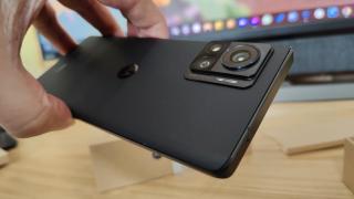 Motorola Edge 30 Ultra Unboxing: primul contact cu un telefon ce aduce cameră de 200 de megapixeli (Video)