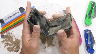 Test de rezistență: Samsung Galaxy Z Flip 4 zgâriat și umplut cu țărână de către JerryRigEverything (Video)