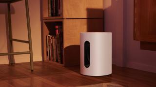 Sonos lansează Sub Mini, un subwoofer compact şi curbat, cu sunet puternic