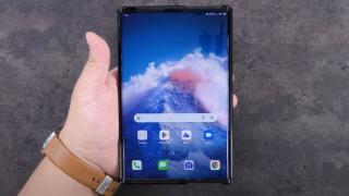 Telefonul rulabil LG Rollable ne face în ciudă şi apare într-un video foarte cool (Video)