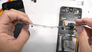 Samsung Galaxy Z Flip 4 este disecat de JerryRigEverything; Iată cum arată mecanismele din interior (Video)