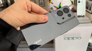OPPO Reno8 Pro 5G unboxing: telefon cu luciu metalic, muchii drepte, pasiune pentru fotbal şi Bokeh