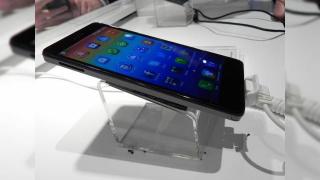Lenovo S860 Hands on preview: phablet de 5.3 inch care poate Încărca alte telefoane (Retro MWC 2014 - Video)