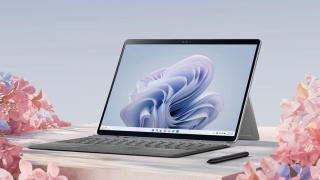 Microsoft prezintă tableta 2 în 1 Surface Pro 9, cu variante de procesor ARM 5G şi Intel