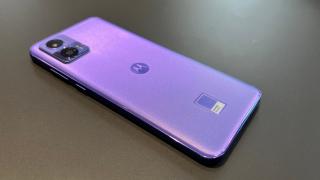 Motorola Edge 30 Neo: Design Very Peri adorabil pe un telefon manevrabil