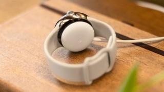 Google Pixel Watch nu suportă alimentare wireless Qi, doar încărcare cu adaptorul său dedicat din pachet