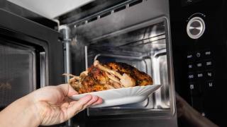Gadgets în oferta Kaufland #12, în săptămâna 26.10 - 01.11.2022: cuptor microunde cu grill, aparat de scame la 27.99 lei, blender redus