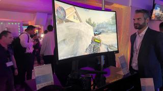Philips Evnia 5000 Hands On: Philips are şi mouse pad MARE, monitor de 240 Hz pentru maniacii Counter Strike (Video)