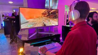 Philips Evnia 7000 Hands On: cel mai wide monitor nou, tastatură şi mouse competitive eSports (Video)