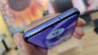 Motorola Edge 30 Neo: Acustică stereo axată mai mult pe înalte şi voce