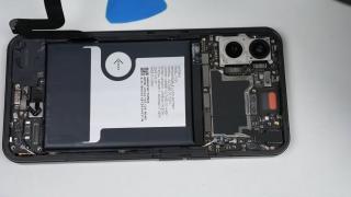 Nothing Phone (1) este cel mai greu de reparat telefon din 2022 sau… din istorie; Iată disecţia sa