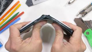 ASUS ROG Phone 6 Pro se rupe în două la testul de rezistenţă al lui JerryRigEverything (Video)