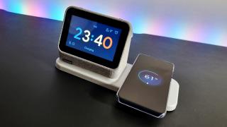 Prezentare Lenovo Smart Clock 2 - Un ceas/ gadget compact și inteligent, cu Google Assistant integrat și dock pentru încărcarea dispozitivelor tale