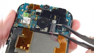 HTC One M8 disecat de iFixit, e foarte greu de reparat (Video)