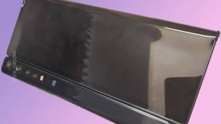 Un prototip de telefon pliabil Xiaomi, cu pliu spre exterior a ajuns pe web