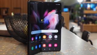 Turul Magazinelor #1192: Samsung Galaxy Z Fold 3 sub 4800 lei, reduceri la OPPO Reno 6, aspirator robot Rowenta la 999 lei