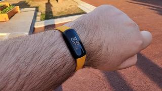 Prezentare Fitbit Inspire 3 - O brățară de fitness cu multe upgrade-uri față de predecesor, ușoară, arătoasă și cu o autonomie bună