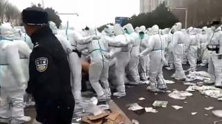 Revoltă de proporții în China, la cea mai mare fabrică de iPhone-uri din lume! Sute de angajați Foxconn nu mai suportă restricțiile anti-Covid