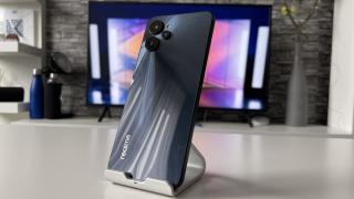 realme 9i 5G: Design ancorat şi în trecut şi în prezent