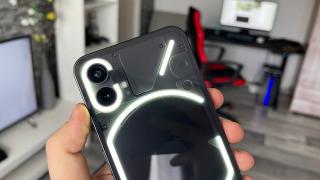 Nothing Phone (1) primește o nouă actualizare ce aduce upgrade-uri la nivel de fluiditate UI și suport îmbunățătit pentru căștile Apple AirPods