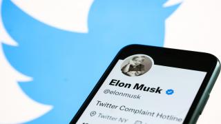 Twitter va începe autentificarea manuală a conturilor şi va oferi bife albastre, aurii, gri