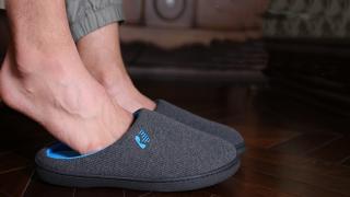 E LUNI e AMAZON: Azi vă recomandăm papucii de casă RockDove, cu spumă cu memorie pentru confort sporit